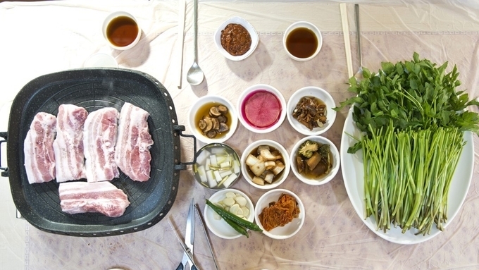[한 장의 사진] 봄에는 미나리와 삼겹살 조합이 딱!
