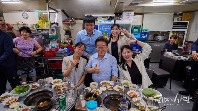 [한 장의 사진] 삼겹살집 대통령 "골목이 살아야..."