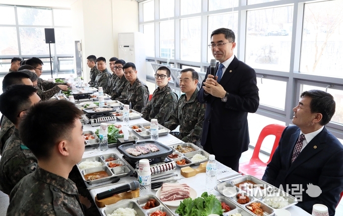 28일, 농림축산식품부 이준원 차관이 삼겹살데이(3월 3일)을 맞아 군 장병들과 함께 삼겹살 파티를 진행하고 있다.