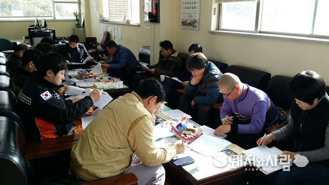 겨울철 다발하는 양돈장화재 발생 저감을 위해 소방당국과 간담회를 갖고 있는 장면