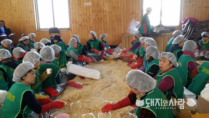 김장철을 맞아 지역사회와 함께 김장담그기 봉사활동을 하고 있는 제주서부지부 회원들