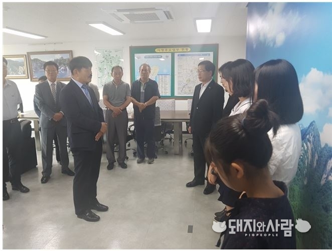 (사)나눔축산운동본부 가금생산자단체 및 하림재단은 깊은 애도와 함께 학자금과 위로금을 전달했습니다.