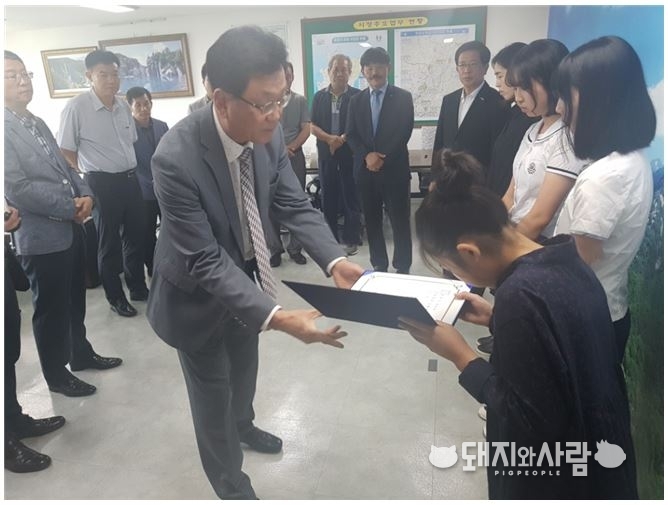 하림재단(이사장 김홍국)은 유가족 자녀들 모두에게 대학 졸업까지의 학비 전액 장학증서를 전달했습니다.