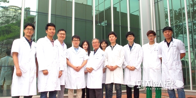 오늘도 효과적인 PRRS백신 개발에 노력하고 있는 바이오포아 연구진입니다 (사진 왼쪽부터 백종혁 대리, 필자, 조선희 대표, 김현민 대리, 유혜령 대리,김선중 소장, 김태은 이사,이성진 대리,임순호 사원,최범수 사원,홍승민 과장)