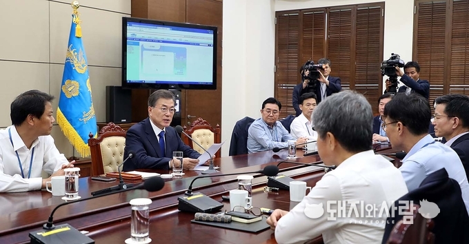 문재인 정부는 이미 국정과제 5개년 계획에 '지속가능한 농식품 산업 기반 조성'을 100대 국정과제 중 하나로 제시하고 친환경·동물복지 농축산업 확산을 약속한 바 있습니다 (사진 출처: 청와대)