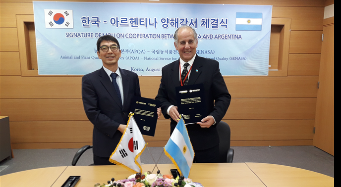 21일 양해각서 체결식. 검역본부 정석찬 동물질병관리부장과 아르헨티나 SENASA 청장