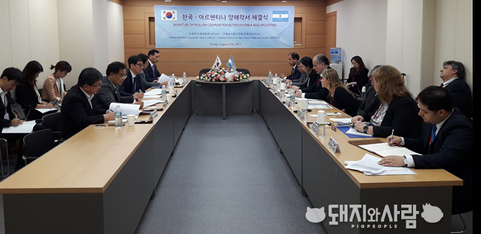 구제역 등 가축전염병은 양국 간 공통 관심분야로 농림축산검역본부는 이번 양해각서 체결로 양국의 방역시스템 강화, 국제공동연구 등 지속적인 기술 및 경험을 공유하는 계기가 될 것으로 기대하고 있습니다.
