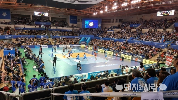 14일 2017~2018 도드람 V-리그 첫 경기, 천안 현대캐피탈과 인천 대한항공