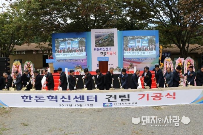 내년 건립 목표로 진행되는 한돈혁신센터는 경남 하동군 진교면 양포리 산 100번지의 현 제2검정소 부지위에 모돈 300두 규모의 일관사육농장으로 들어설 계획입니다.