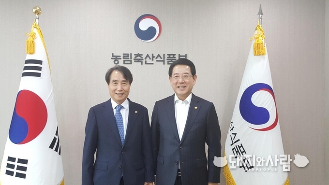 대한한돈협회 하태식 회장과 농림축산식품부 김영록 장관