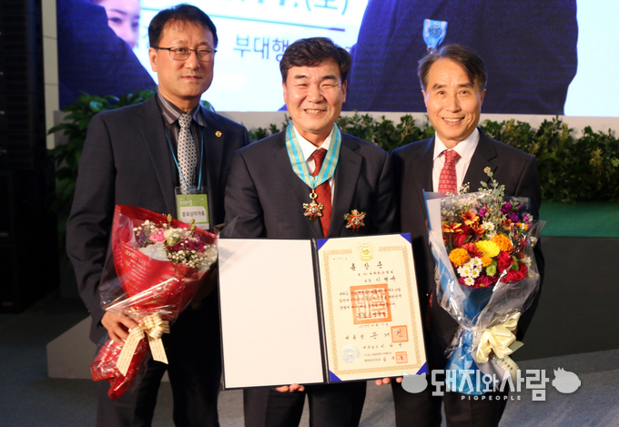 대한한돈협회 이병규 제18대 회장이 '제22회 농업인의 날' 행사에서 영예의 은탑산업훈장을 받았습니다. (사진 왼쪽부터 최성현 상무, 이병규 18대 회장, 하태식 19대 회장)