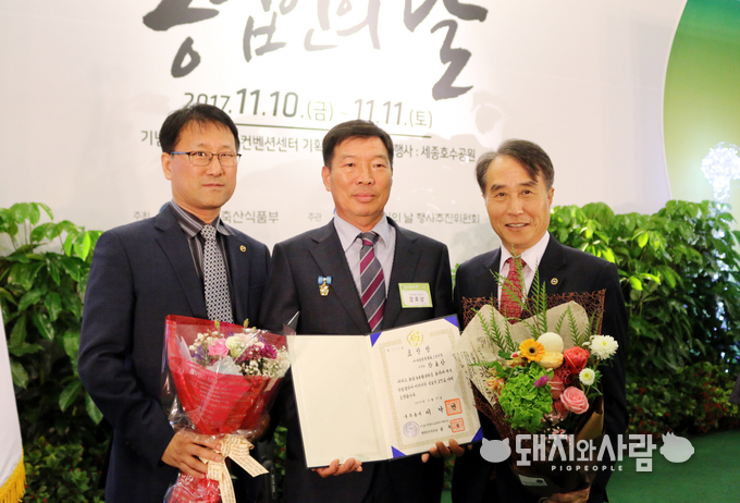 대한한돈협회 고성지부 강호상 지부장이 '제22회 농업인의 날' 행사에서 영예의 국무총리 표창을 받았습니다.