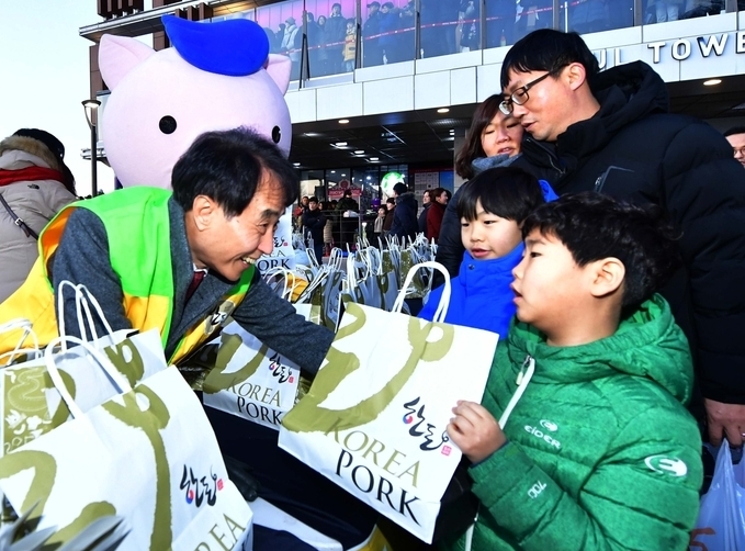 한돈자조금관리위원회는 ‘국민과 함께 하는 한돈 산업’이라는 슬로건 아래 소비촉진뿐만 아니라 다양한 사회환원 활동을 하고 있습니다.
