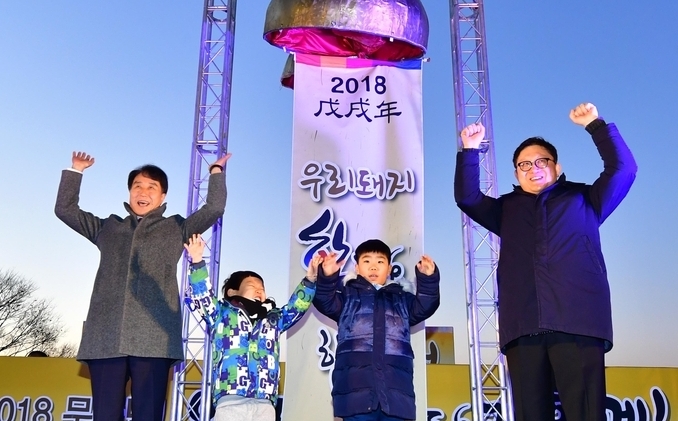 한돈자조금 하태식 위원장(좌)과 YTN 최남수 대표이사(우)가 새해 해돋이를 보러 온 아이들과 함께 2018년 만사형통을 기원하는 박 터뜨리기 행 후 만세삼창을 외치고 있습니다.
