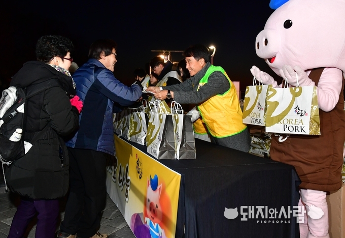 1일 한돈자조금, 새해 첫날 ‘한돈 떡국세트 나눔’ 행사