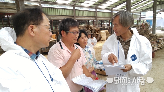 작년 맞춤형 종합상담은 6월부터 10월까지 30회에 걸쳐 한우, 돼지, 젖소 3개 축종별로 1천 222명을 대상으로 실시됐습니다. 이 기간 동안 전문가가 직접 시‧군을 찾아가 분야별 상담과 현장 방문상담을 진행했으며 전체 상담자 가운데 806명이 참여한 이번 만족도 조사에서는 ‘만족’ 이상의 응답이 91.3%를 차지했습니다.