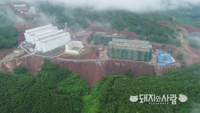 새로 건설 중인 9층돈사(맨 오른쪽) 출처: Yangxiang 홈페이지
