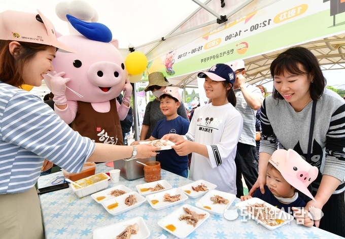 '2018 우리돼지 한돈 페스티벌'의 한돈 통돼지 바베큐 시식 행사