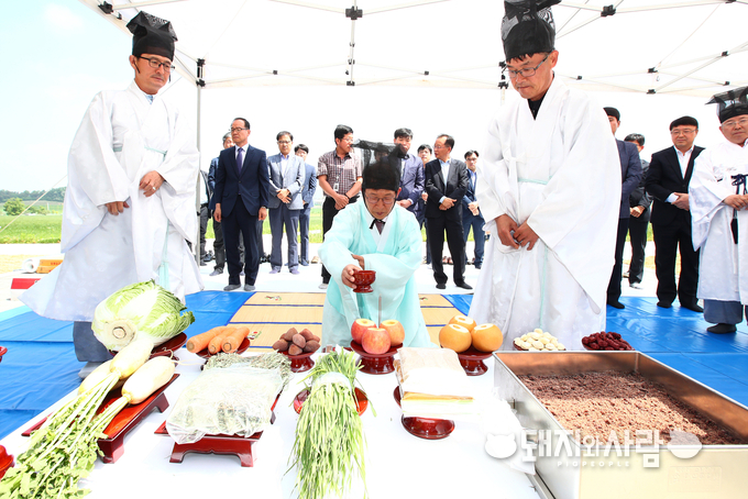 제를 올리고 있는 양창범 축산과학원장