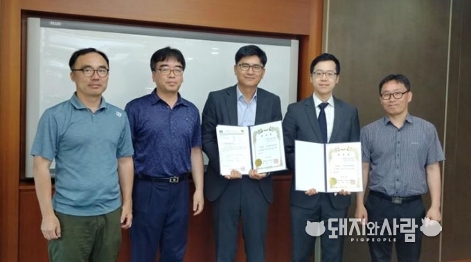 위촉장을 받은 태평양의 방종식 외국변호사(미국 뉴욕주, 뉴저지주, 前 환경부 유역총량과장)와 구도형 변호사@한돈협회