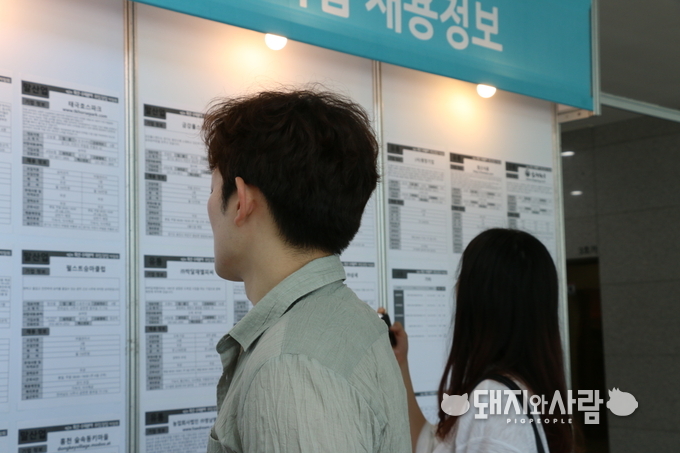 이번 박람회에는 약 250개 업체 대상으로 상세한 일자리 정보가 담긴 자료집을 제작해 현장 배포할 계획입니다@돼지와사람