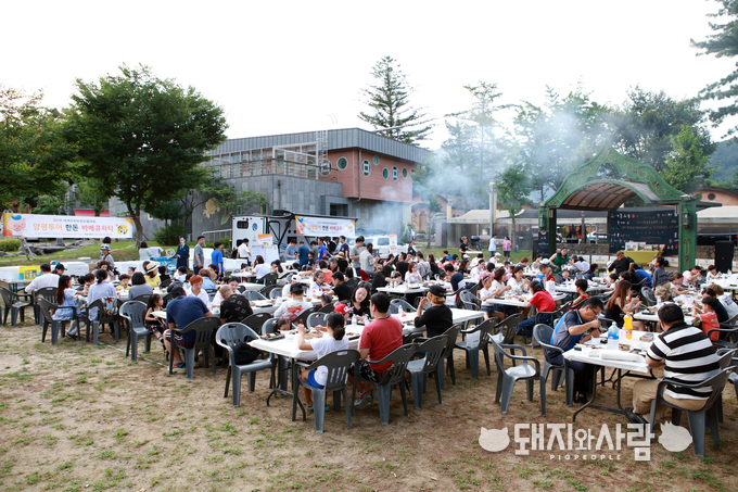 지난 19일 경기도 양평 위치한 오커빌리지에서 한(韓)중(中)모델 대상 ‘양평투어 한돈 바비큐파티’를 진행했다. 