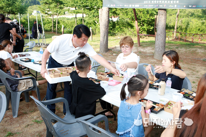 지난 19일 한(韓)중(中)모델 대상 ‘양평투어 한돈 바비큐파티’에서 대한한돈협회 박광진 경기도협의회장이 참가자에게 한돈 바비큐를 나눠주고 있다.