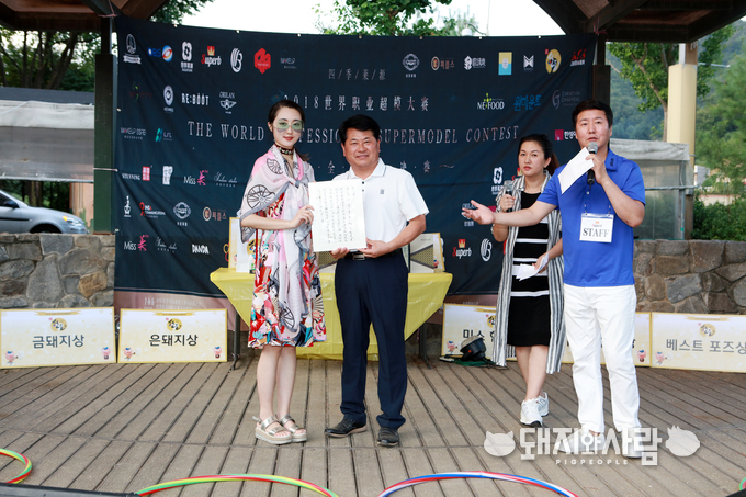 지난 19일 경기도 양평에 위치한 오커빌리지에서 한(韓)중(中)모델 대상 ‘양평투어 한돈 바비큐파티’를 진행했다. (왼쪽에서 두번째, 대한한돈협회 박광진 경기도협의회장)