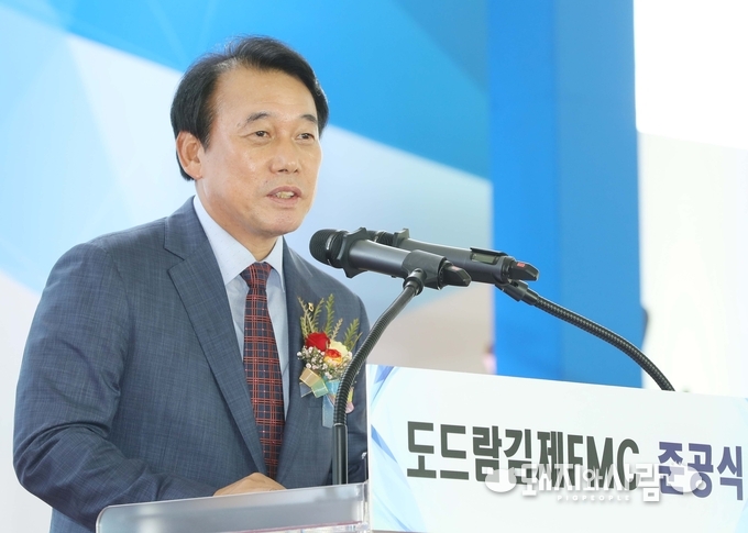 이영규 도드람양돈농협 조합장이 29일 오후 전북 김제시 지평선산업단지에서 열린 도드람김제FMC 준공식에서 축사를 하고 있다.
