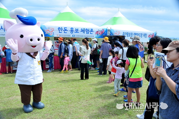 한돈홍보체험존 앞에서 열일하는 마스코트 한도니@한돈자조금
