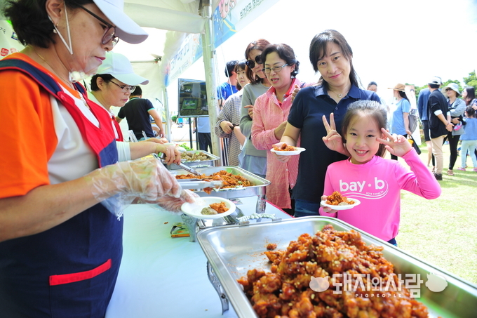 8일 무안황토갯벌축제에서 한돈자조금이 관람객들에게 한돈요리를 선보이고 있습니다@한돈자조금