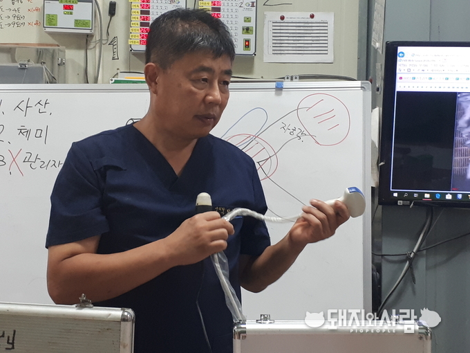 박건용 대표가 교육생들에게 모돈 분만시 초음파 진단기의 쓰임에 대해 설명하고 있다