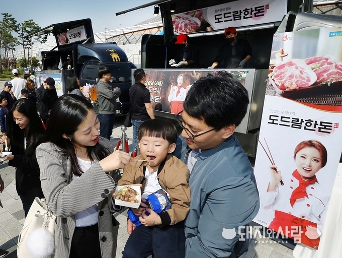 13일 ‘2018~2019 도드람 V-리그’ 개막전을 보기 위해 인천 계양체육관을 찾은 배구 팬들이 도드람 푸드트럭에서 도드람한돈을 시식하고 있다.