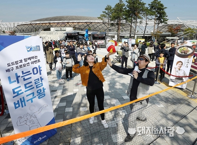  13일 ‘2018~2019 도드람 V-리그’ 개막전을 보기 위해 인천 계양체육관을 찾은 배구 팬들이 ‘나는야 도드람 배구왕’ 게임을 즐기고 있다.