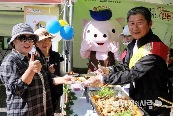 21일, 전남 보성에서 열린 서편제보성소리축제에서 대한한돈협회 정연우 보성지부장이 축제 관람객을 대상으로 한돈 요리를 선보였습니다. 