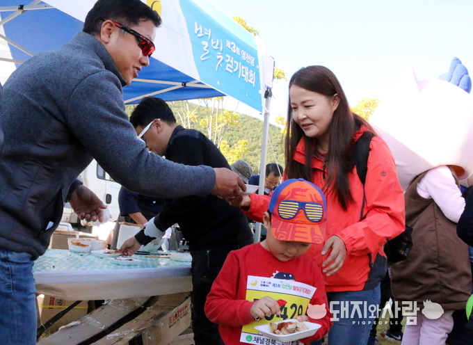 20일, 경북 영천에서 열린 ‘제3회 영천댐별빛걷기대회’에서 대한한돈협회 영천지부 관계자들이 대회 참가자들에게 한돈 바비큐를 선보이고 있습니다@한돈자조금