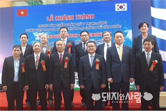 NCVD 준공식에 참석한 박봉균 본부장(앞줄 좌측 네 번째)과 풍 덕 띠엔 차관(앞줄 좌측 세 번째)@검역본부