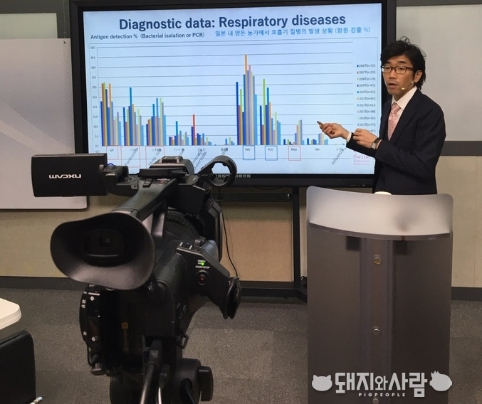 사토시 오타케 박사는 웨비나에서 “질병 전파의 원인은 수 없이 많다”며 “차단방역은 단순히 국가 차원의 숙제가 아닌 농가와 수의사 모두의 노력이 필수적”이라고 말했습니다@베링거인겔하임