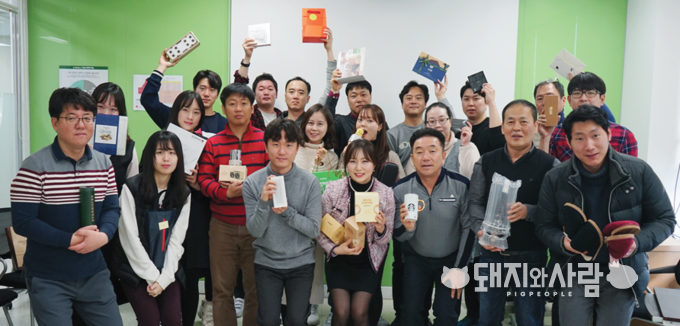 주고 받은 선물을 들어 보이는 베토퀴놀코리아 임직원들@베토퀴놀코리아