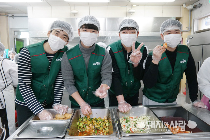 도담채 경로식당 배식중인 신입사원@카길애그리퓨리나