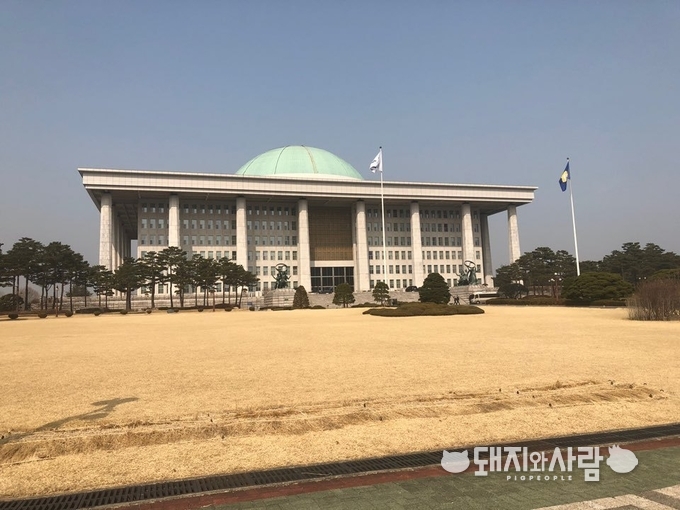 4일 국회, 미세먼지로 뿌옇게 보입니다@독자 제공