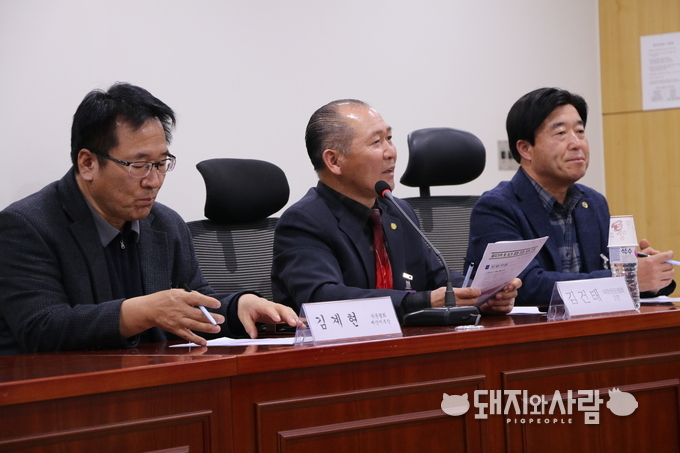 좌로부터 한돈협회 예산지부 김계현 지부장, 한돈협회 김건태 고문, 한돈협회 최상락 충남도협의회장@돼지와사람