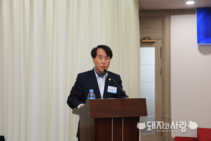 대의원회에 앞서 인삿말하는 하태식 관리위원장@한돈자조금