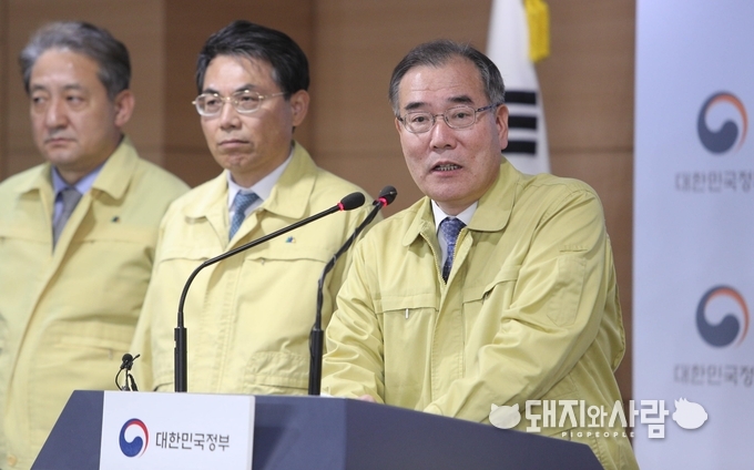 4월 9일 정부 10개 부처 공동의 ASF 국내 유입 예방 대국민 담화문을 발표하고 있는 이개호 장관@농식품부