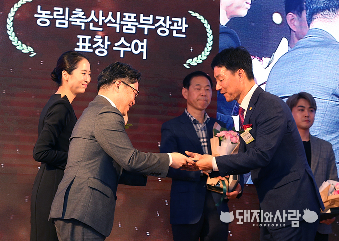 지난 2일 서울 양재동 The-K 호텔에서 개최된 한국종축개량협회 창립 50주년 기념식에서 도드람양돈농협 오재곤 이사가 농림축산식품부 장관 표창을 수상했다.@도드람양돈농협