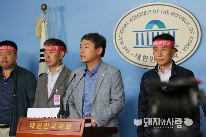 "ASF 바이러스 유입의 차단에 총력을 기울여야 한다"며 더불어민주당 김현권 의원이 한돈농가와 함께 했습니다@돼지와사람