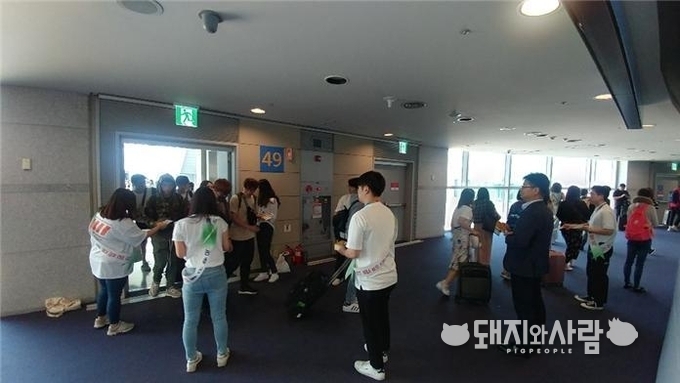 ASF 발생국 노선 항공기 연결통로에서 과태료 상향과 휴대축산물 자체 폐기 및 신고를 홍보하고 있습니다@농식품부