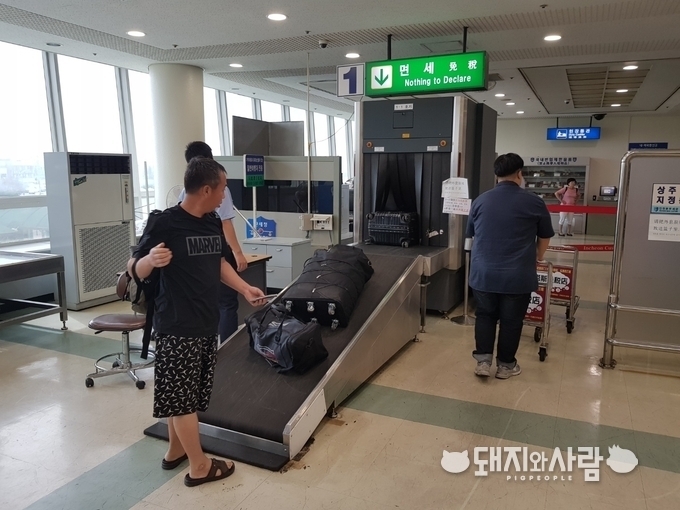  해외여행객 수화물에 대한 X-ray 검색@대한한돈협회 제공