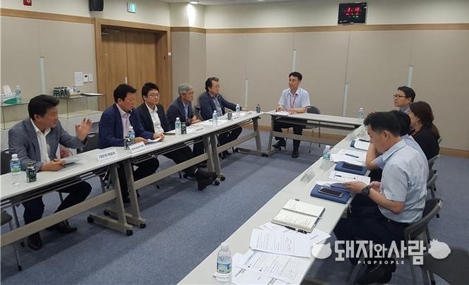 운영위원회는 농식품부, 전국한우협회, 대한한돈협회, 한국낙농육우협회, 한국종축개량협회, 대한양계협회로 이루어진 외부위원과 축평원 내부 전문위원으로 구성됐습니다@축평원
