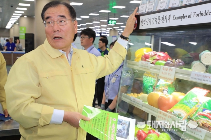 올 6월 ASF 유입 방지를 위한 김해공항 국경검역 실태 점검을 하고 있는 이개호 전 장관@농식품부